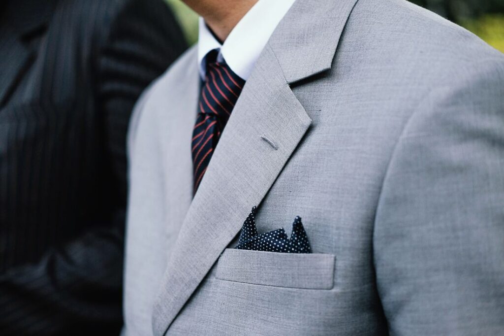 Close-up of a tailored men’s suit highlighting lapel design and width, illustrating classic notch and peak lapels and how lapel proportion influences balance, style, and elegance in a man’s first suit.